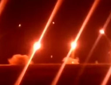 Τα ρωσικά ρουκετοβόλα ΒΜ-21 «άναψαν» τη νύχτα σε άσκηση του πυροβολικού [βίντεο]